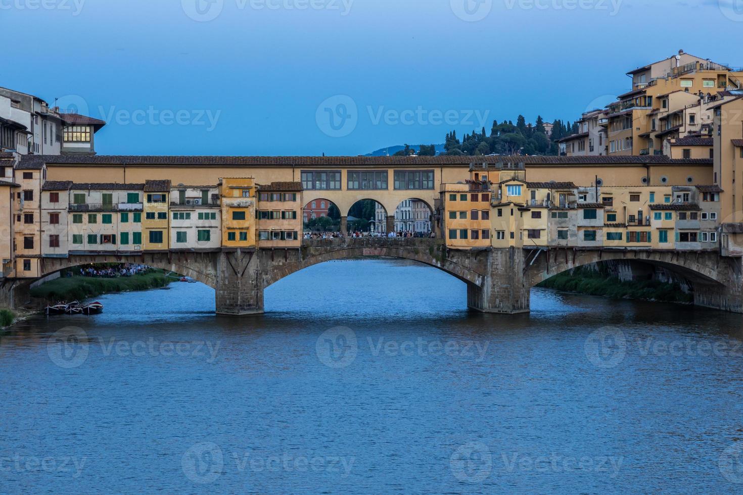 Sonnenuntergang auf der Ponte Vecchio - alte Brücke - in Florenz, Italien. foto