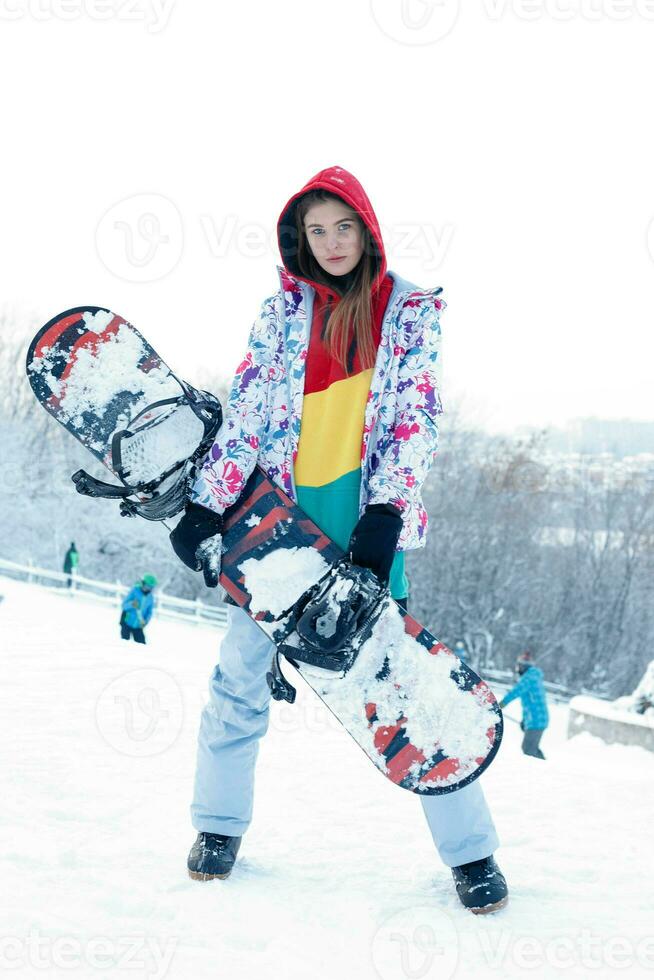 jung Frau halten Snowboard auf ihr Schultern foto