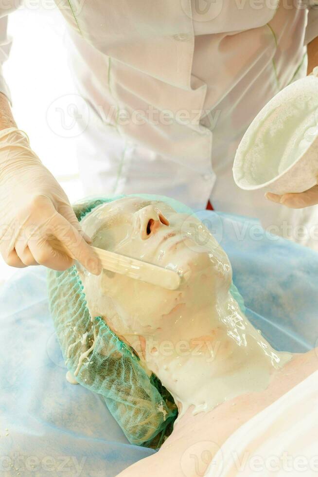 Kollagen Gesicht Maske . Gesichts- Haut Behandlung. Flasche mit feuchtigkeitsspendend Sahne foto