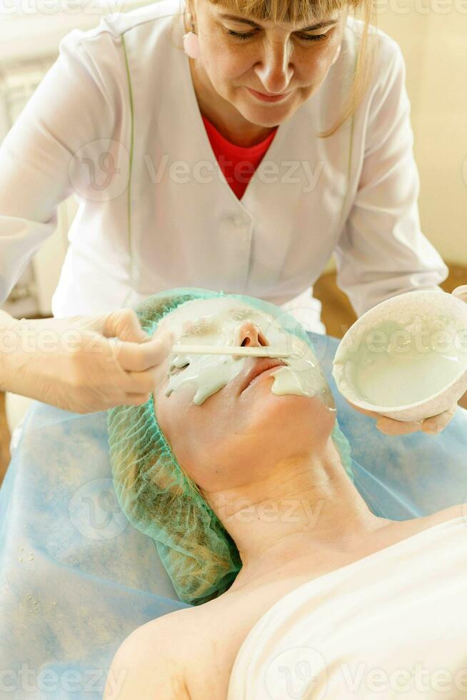 Kollagen Gesicht Maske . Gesichts- Haut Behandlung. Flasche mit feuchtigkeitsspendend Sahne foto