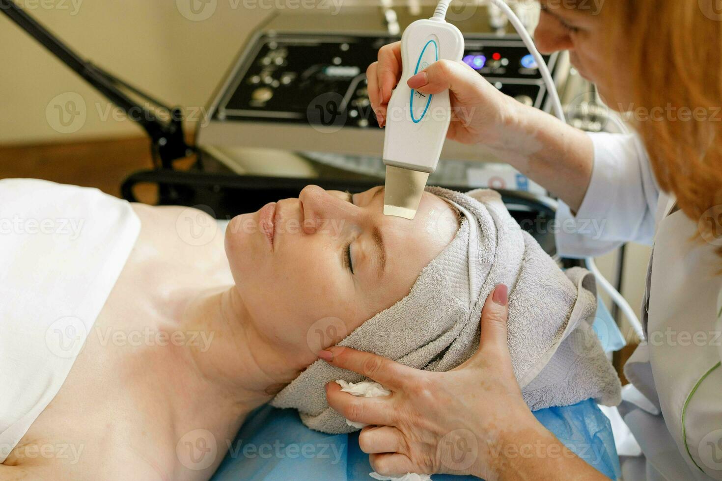 das Kosmetikerin macht das Verfahren Ultraschall- Gesicht foto
