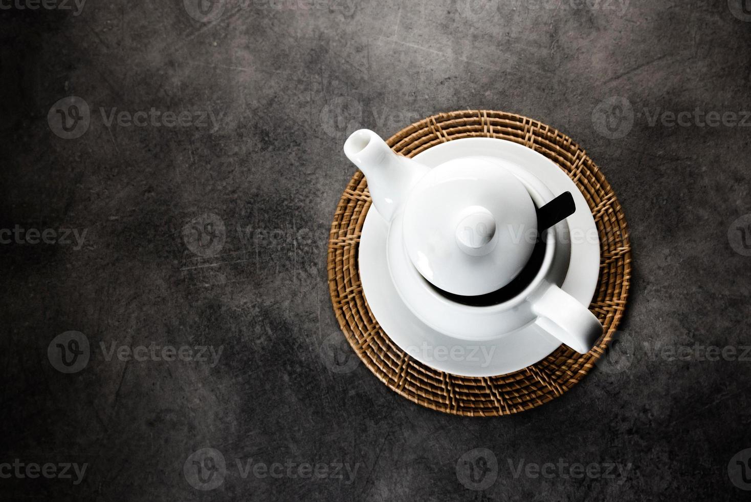 Teetasse und Teekanne aus weißem Porzellan foto