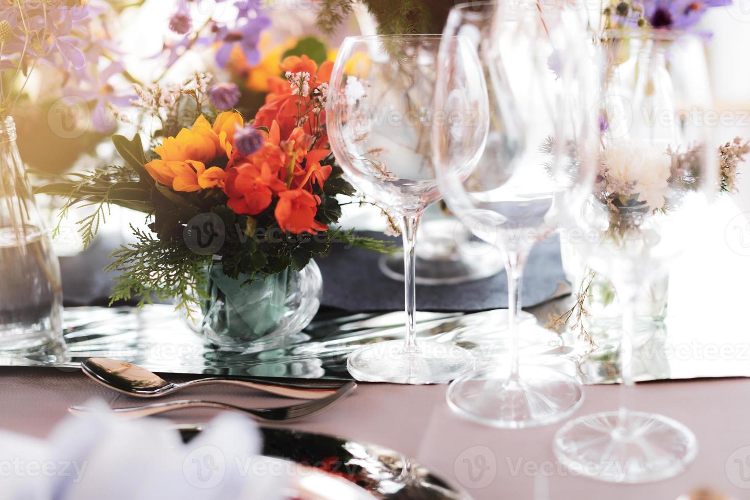 Tischdekoration für eine Hochzeit oder ein Abendessen mit Blumen foto