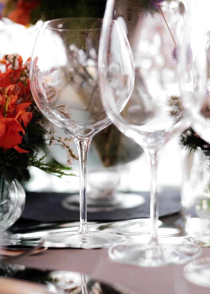 Tischdekoration für eine Hochzeit oder ein Abendessen mit Blumen foto