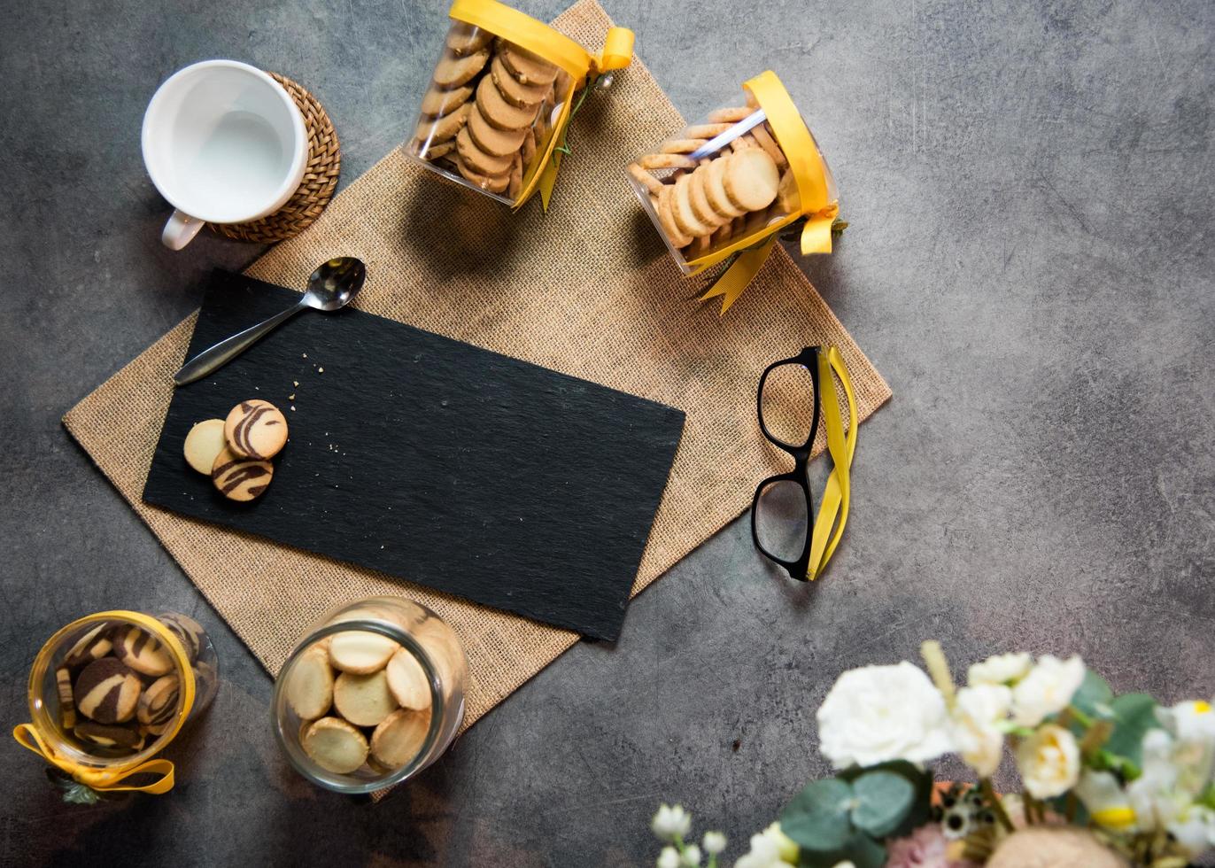 Draufsicht Kaffeetasse mit Keksen und schwarzem Marmor foto