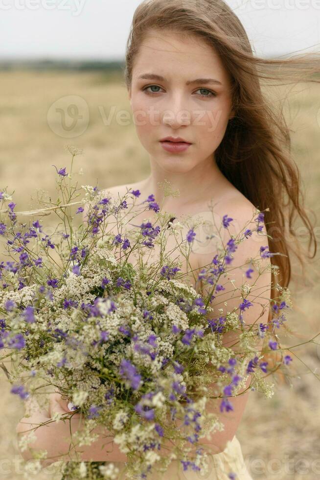 Frau Gehen im golden getrocknet Gras Feld. foto