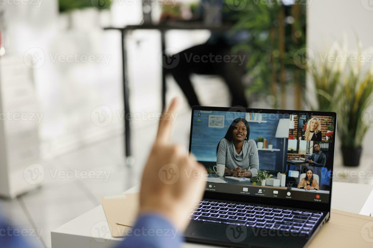 Geschäft Partner diskutieren Projekt Strategie im Videoanruf auf Laptop Bildschirm. Exekutive Manager Coworking entfernt im Video Konferenz auf tragbar Computer mit Mitarbeiter im Coworking Raum foto