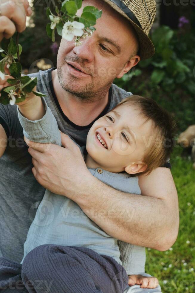 Vater und Kleinkind Sohn genießen Frühling Natur. Zusammengehörigkeit Konzept. foto
