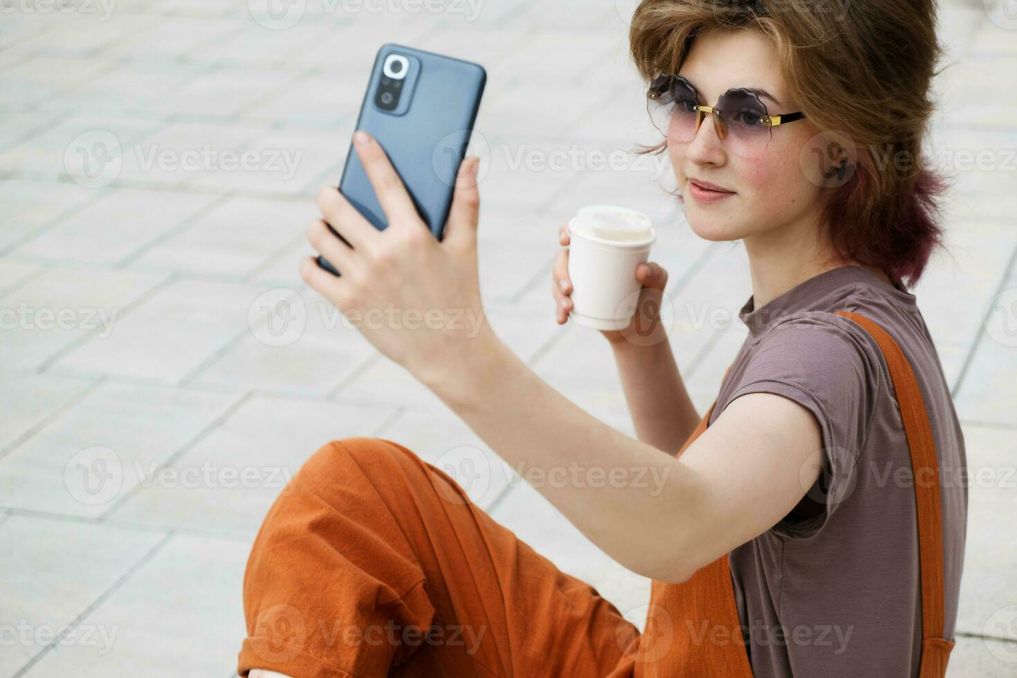 jung Frau nehmen Selfie mit Smartphone. foto