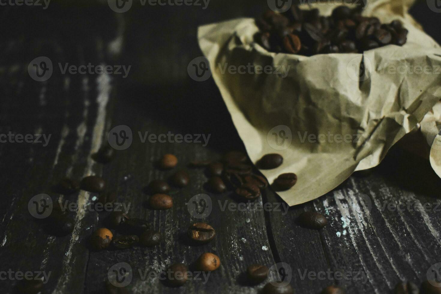 Kaffeebohnen auf Holztisch foto