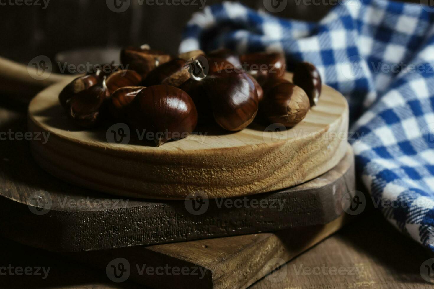 Kastanie auf hölzern Tabelle Hintergrund foto