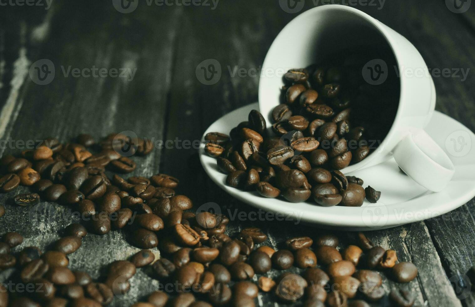 Kaffeebohnen auf Holztisch foto