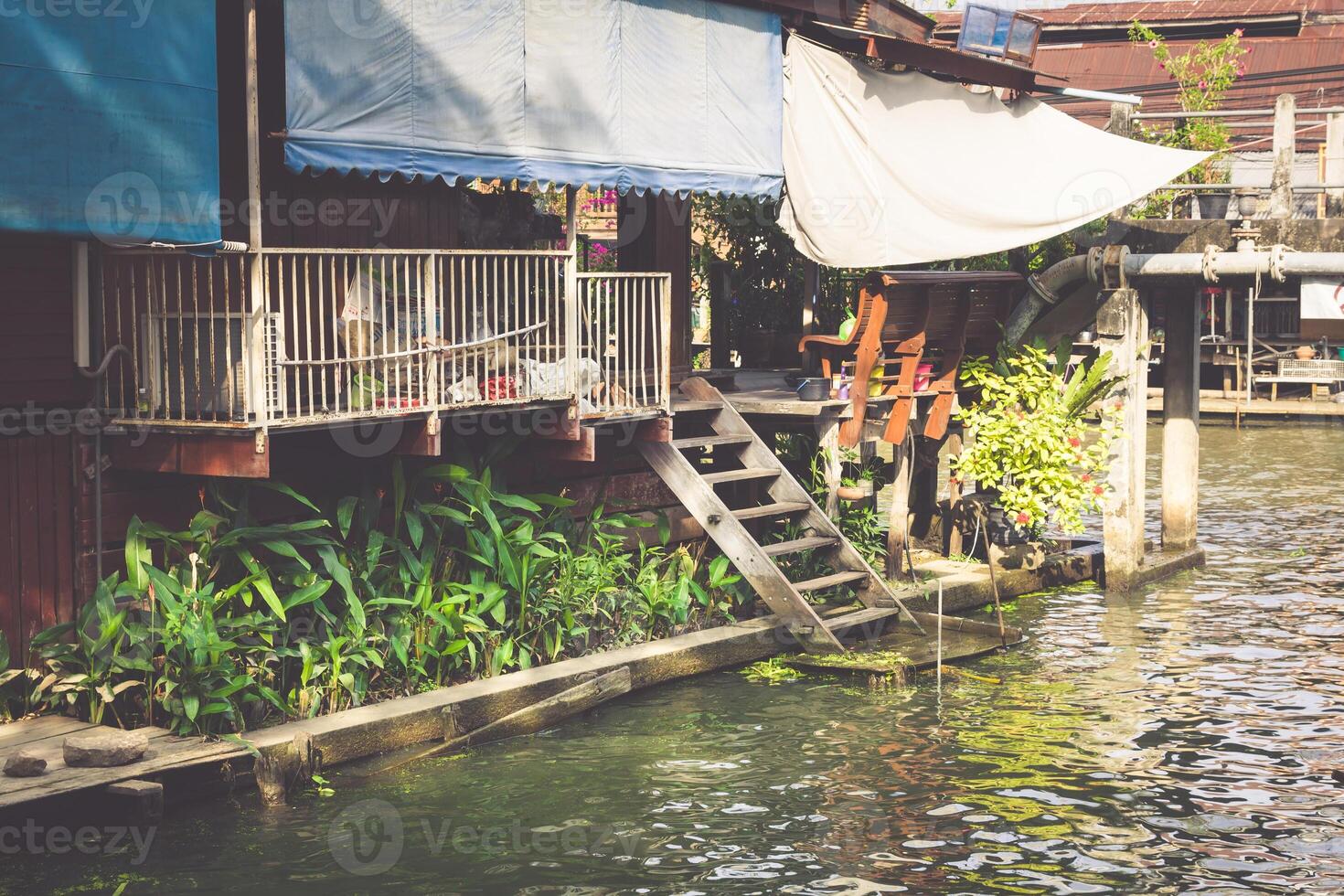 hölzern Häuser entlang das Kanäle Fluss, Thailand foto