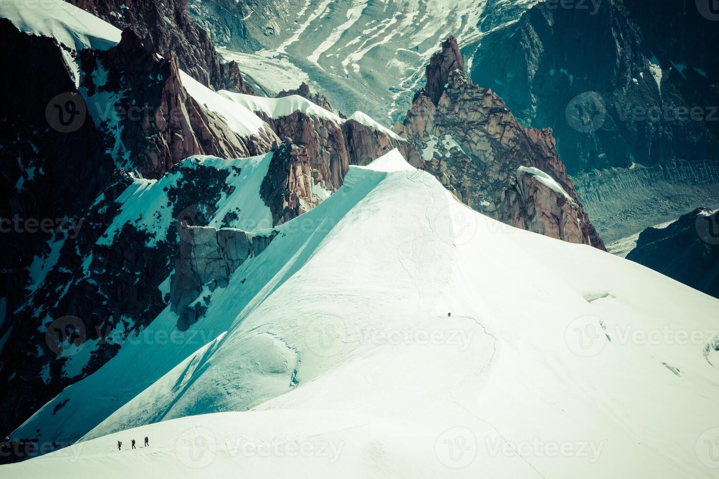 mont blanc, chamonix, französische alpen. Frankreich. - Touristen, die den Berg hinaufklettern foto
