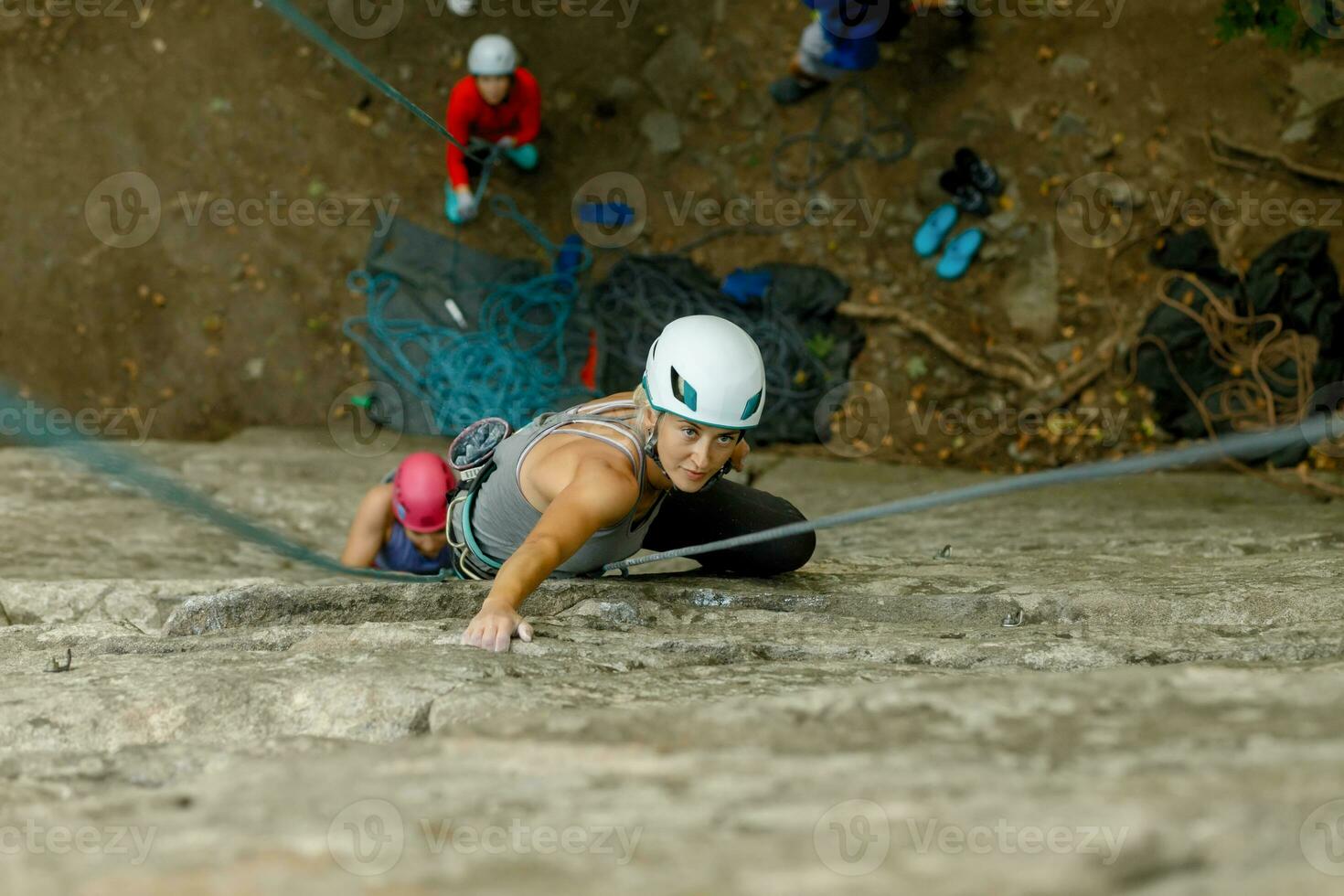 ein Mädchen klettert ein Felsen. Frau beschäftigt, verlobt im extrem Sport. foto