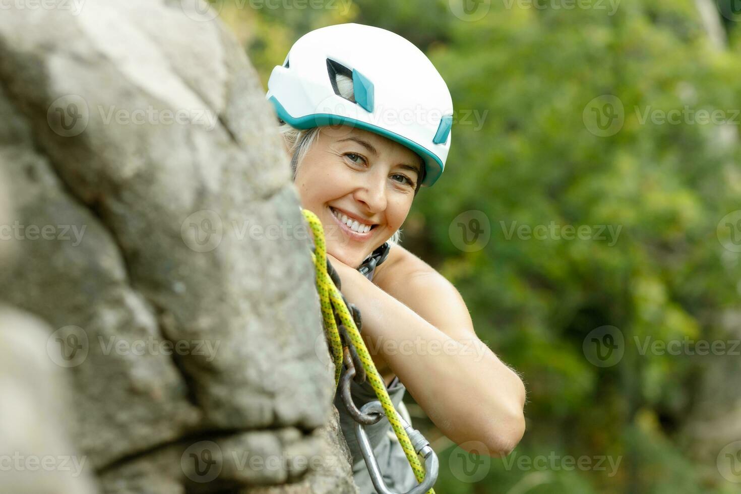 Porträt von ein Frau im ein Weiß Sicherheit Helm. foto