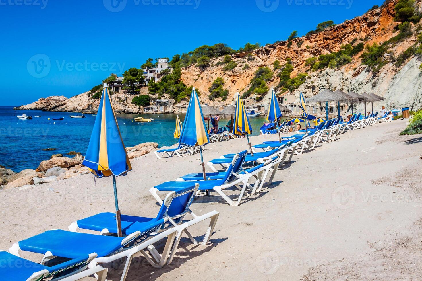 Deck Stühle Über das Sand im ein idyllisch Strand im Ibiza, balearisch Inseln, Spanien foto