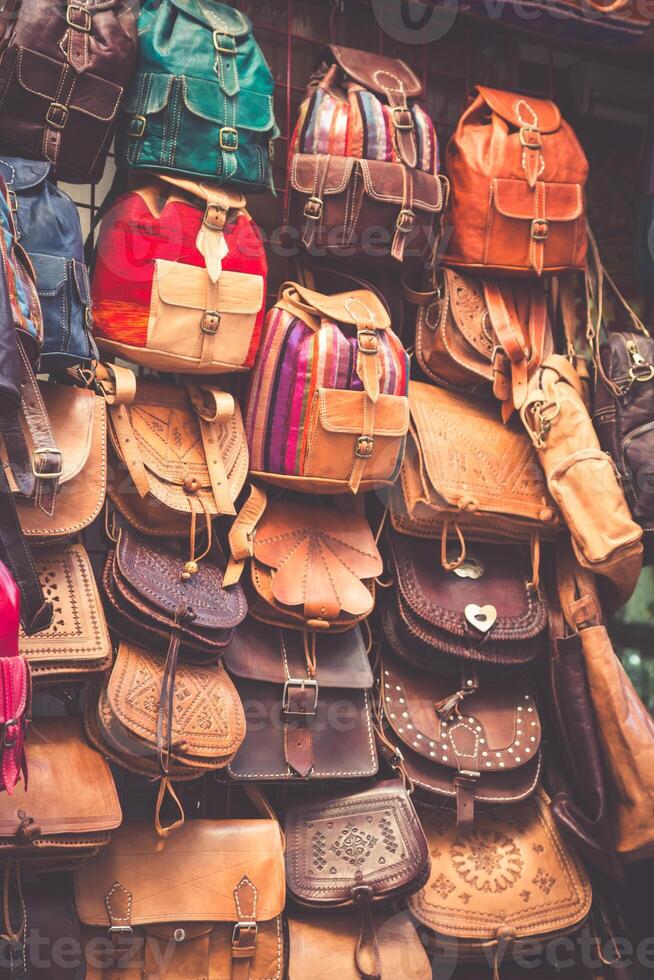 marokkanisch Leder Waren Taschen im ein Reihe beim draussen Markt foto