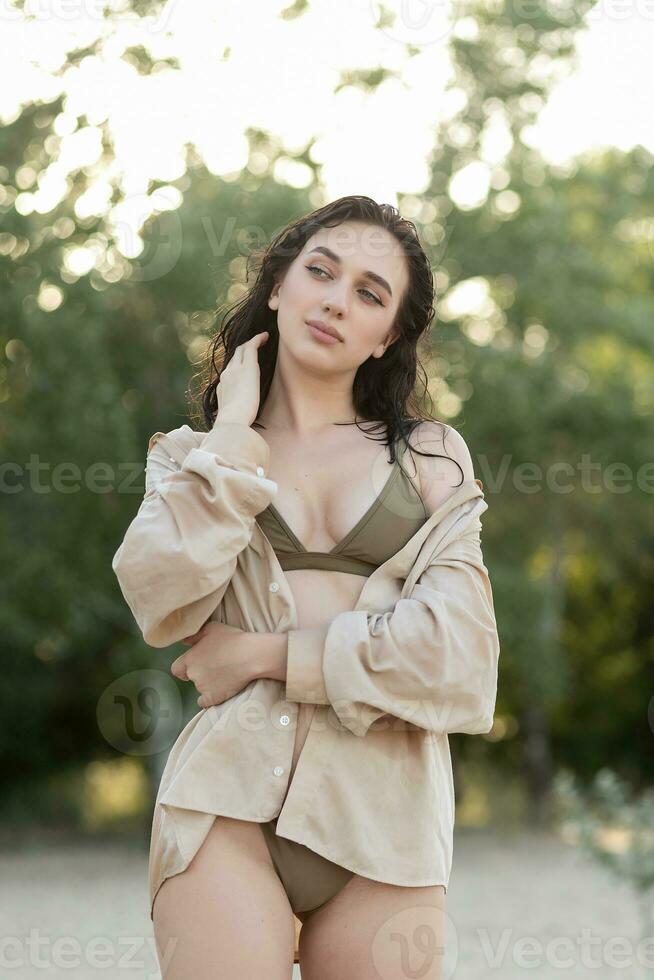 schön Bohemien gestylt und Braun gebrannt Mädchen beim das Strand foto