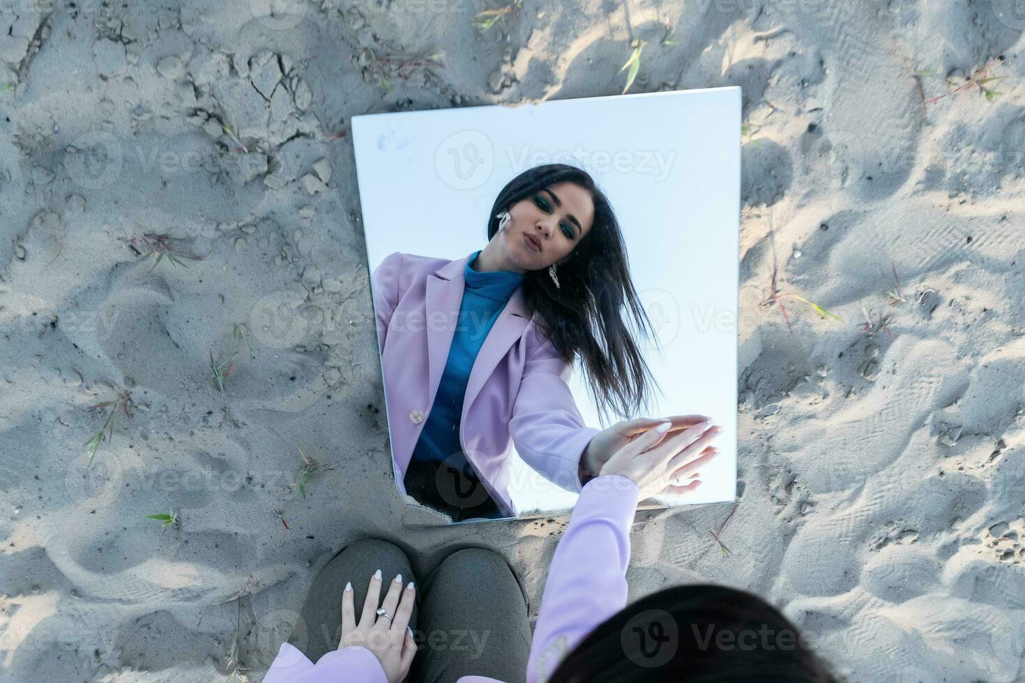 Porträt im das Spiegel von ein schön Mädchen gegen das Himmel foto