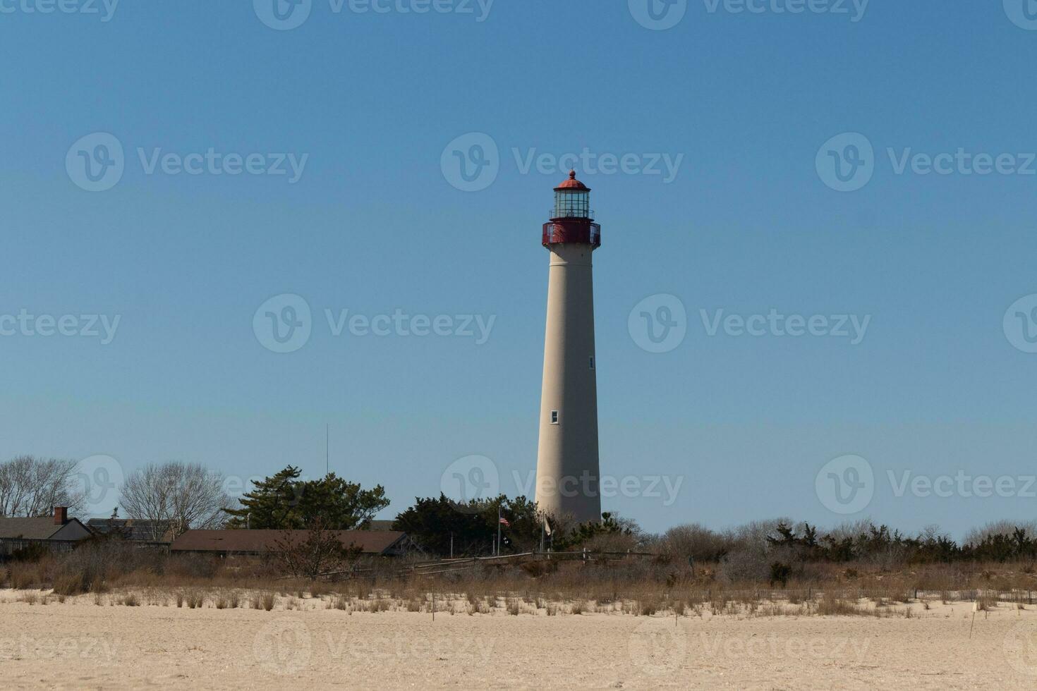 diese ist Kap kann Punkt Leuchtturm gesehen von das Strand. das hoch Weiß Struktur mit rot Metall dient wie ein Leuchtfeuer von Sicherheit. foto