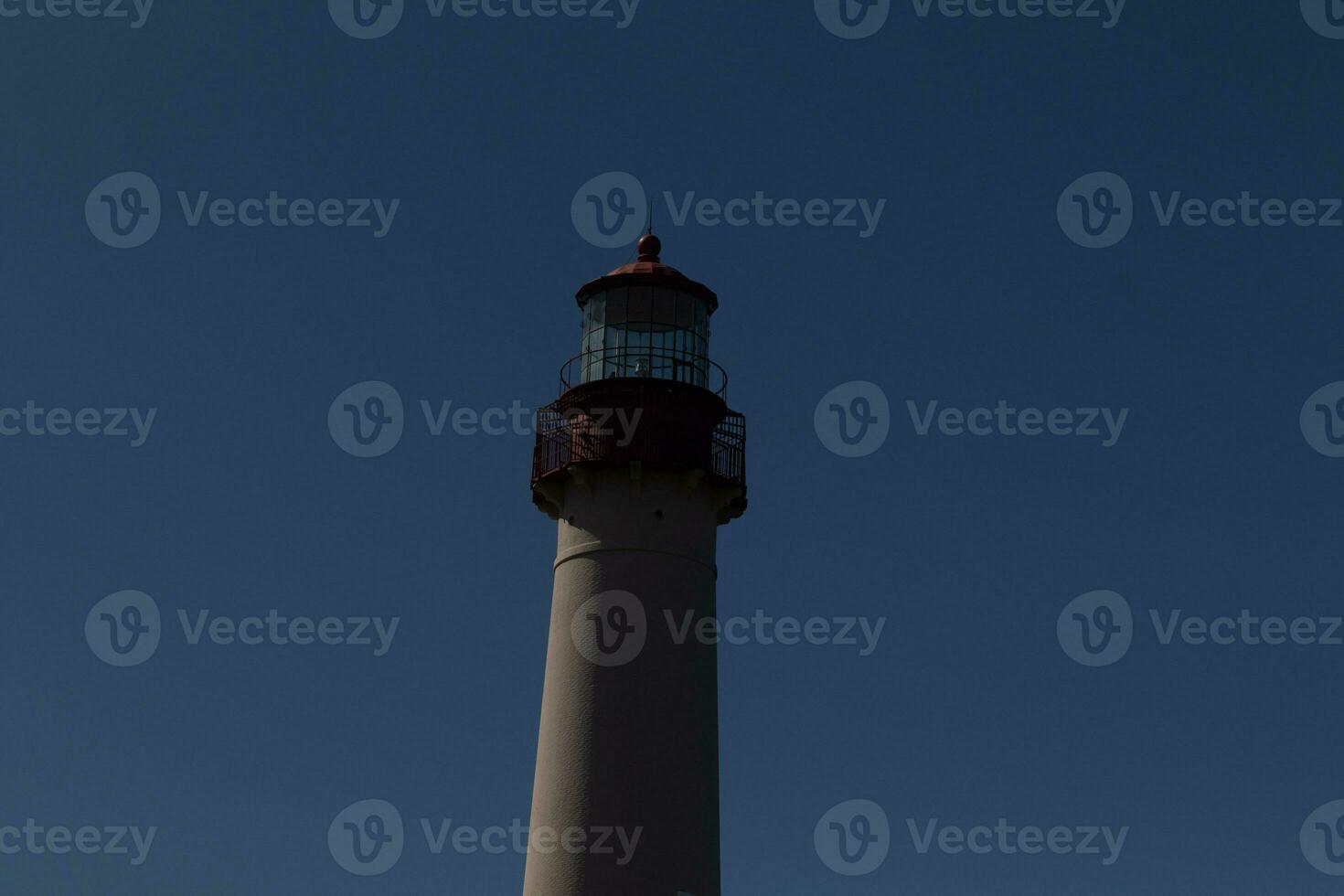 diese ist das oben Bild von capy kann Punkt Leuchtturm. das rot Metall oben steht aus gegen das Weiß Backstein von das Turm. foto