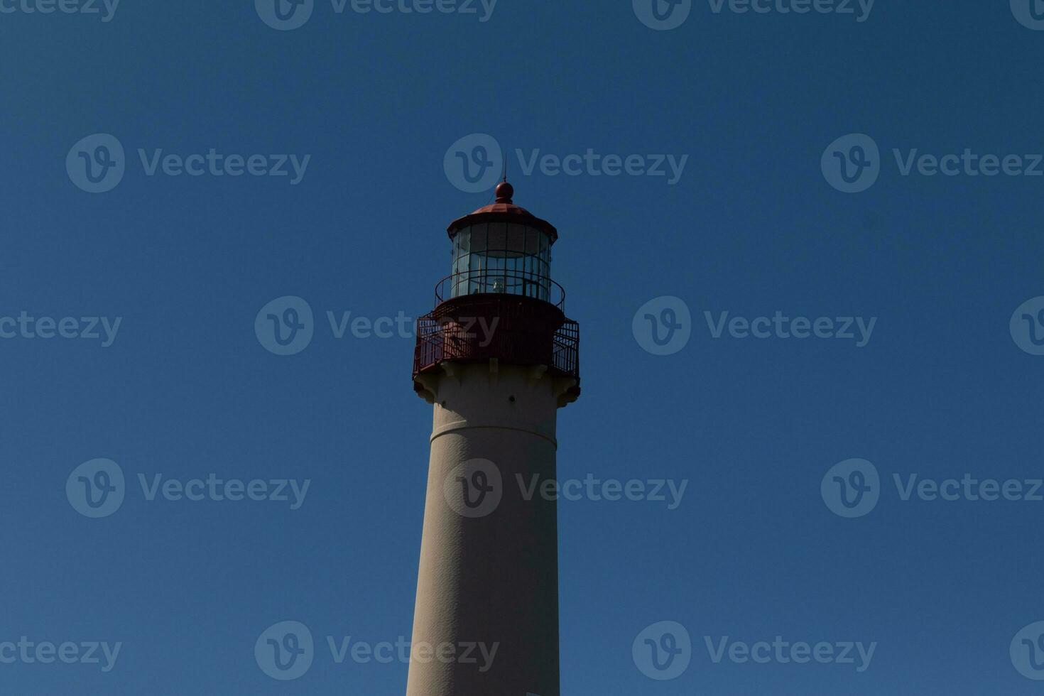 diese ist das oben Bild von capy kann Punkt Leuchtturm. das rot Metall oben steht aus gegen das Weiß Backstein von das Turm. foto