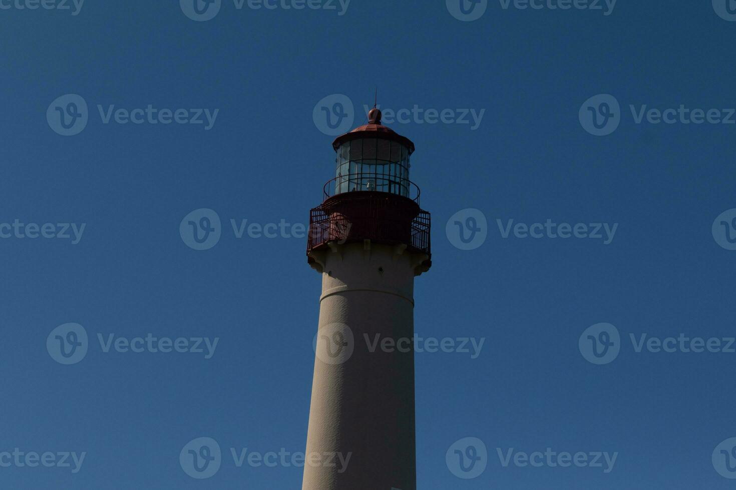 diese ist das oben Bild von capy kann Punkt Leuchtturm. das rot Metall oben steht aus gegen das Weiß Backstein von das Turm. foto