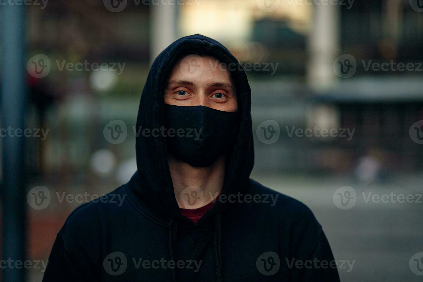 ein Kerl im ein medizinisch Maske Spaziergänge Nieder das Straße foto