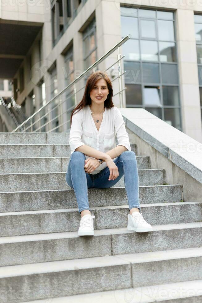 attraktiv jung Frau im das Stadt. Geschäft Dame Stehen in der Nähe von Geschäft Center foto