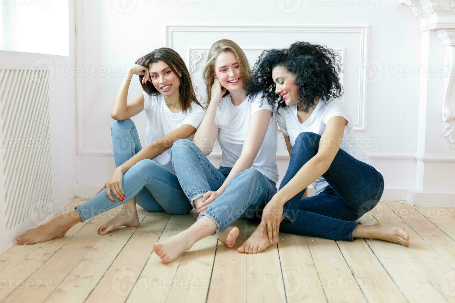 drei Freundinnen haben ein sich unterhalten beim Zuhause foto