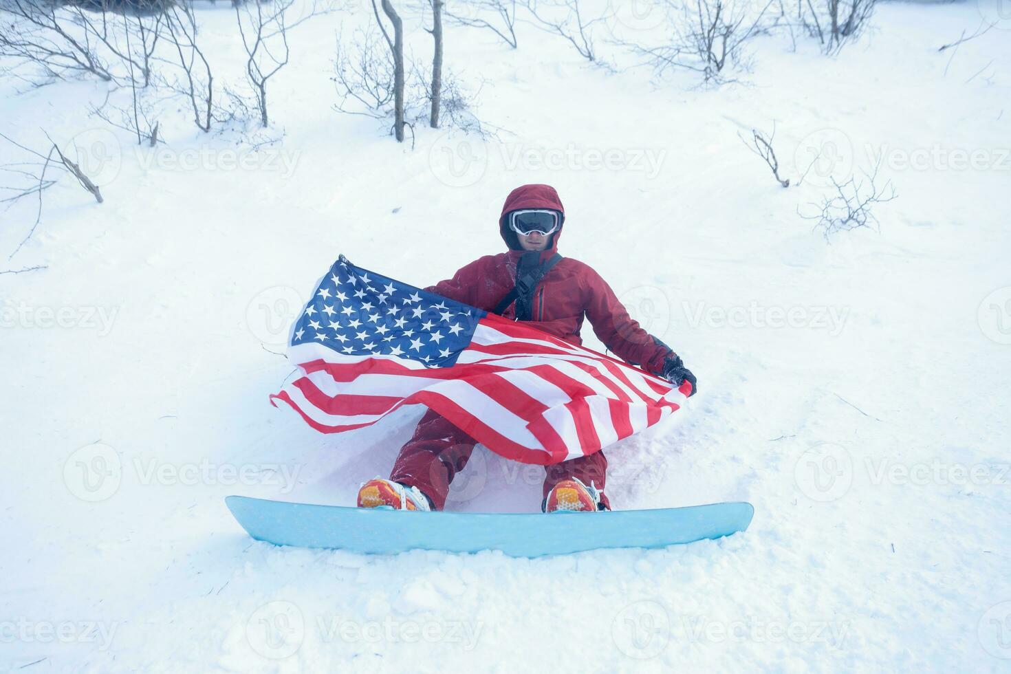 Snowboarder sitzt hoch im das Berge foto