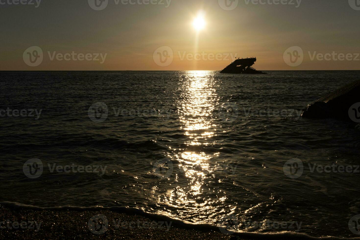 Sonnenuntergang Strand im Kap kann Neu Jersey wo Sie können erhalten ein großartig Aussicht von das Sonne gehen Nieder über das Ozean und das Bucht. das Betrachtung von das Sonne auf das Wasser mit das versunken Schiff sieht aus damit schöne. foto