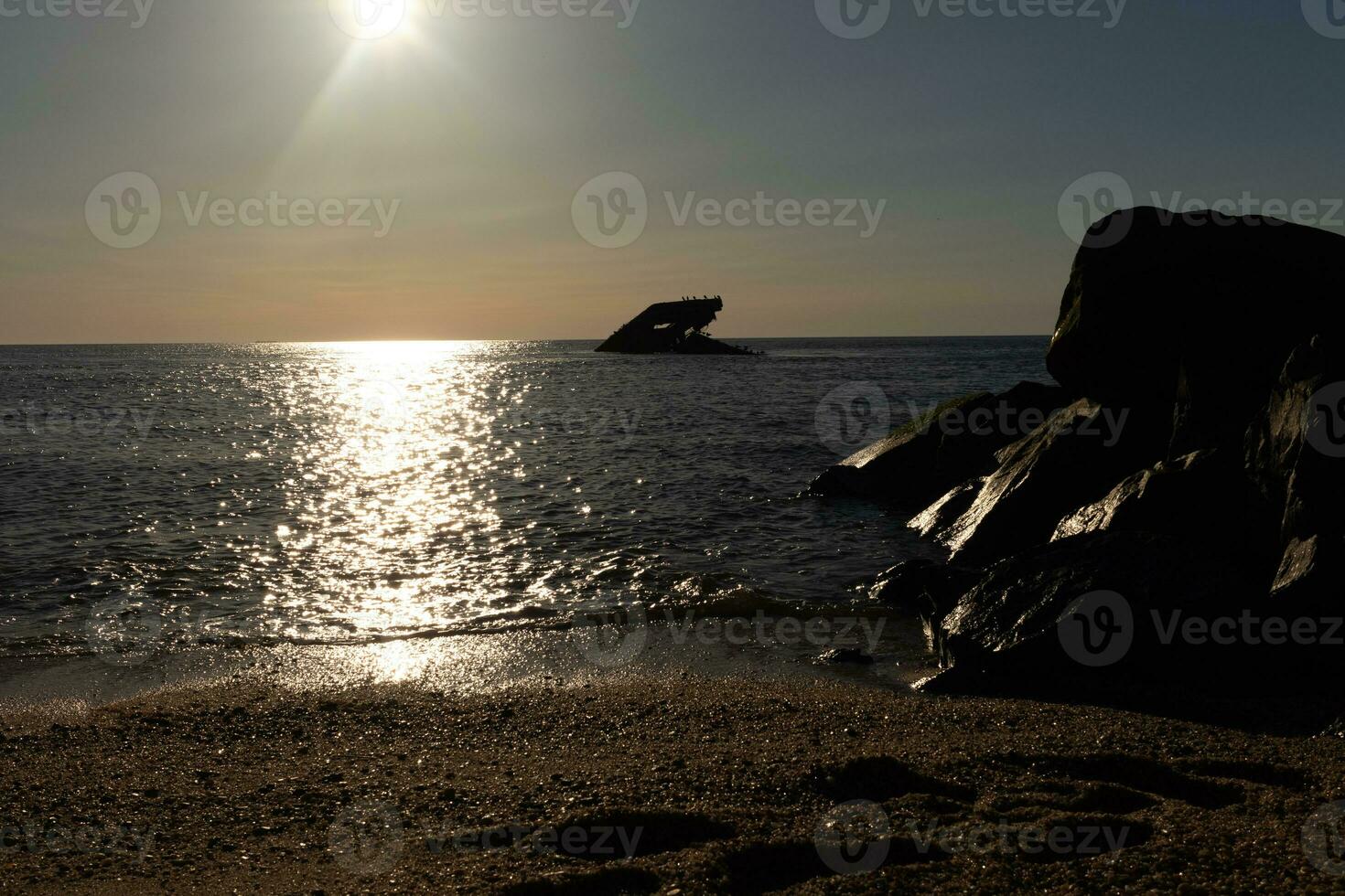 Sonnenuntergang Strand im Kap kann Neu Jersey wo Sie können erhalten ein großartig Aussicht von das Sonne gehen Nieder über das Ozean und das Bucht. das Betrachtung von das Sonne auf das Wasser mit das versunken Schiff sieht aus damit schöne. foto