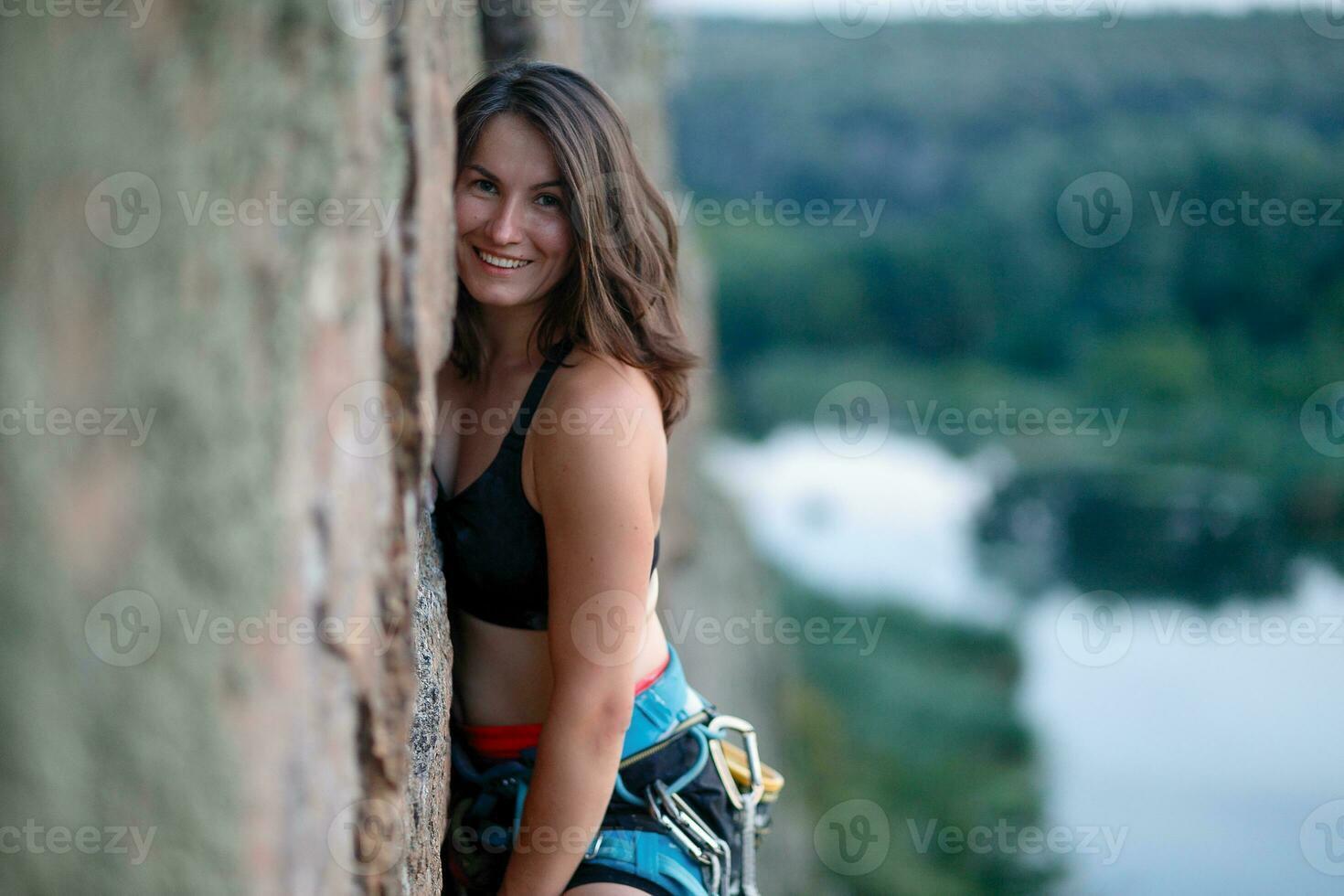 ein Mädchen klettert ein Felsen. Frau beschäftigt, verlobt im extrem Sport. foto