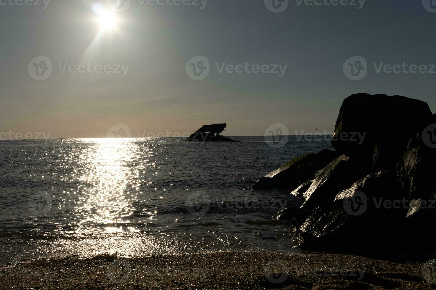 Sonnenuntergang Strand im Kap kann Neu Jersey wo Sie können erhalten ein großartig Aussicht von das Sonne gehen Nieder über das Ozean und das Bucht. das Betrachtung von das Sonne auf das Wasser mit das versunken Schiff sieht aus damit schöne. foto