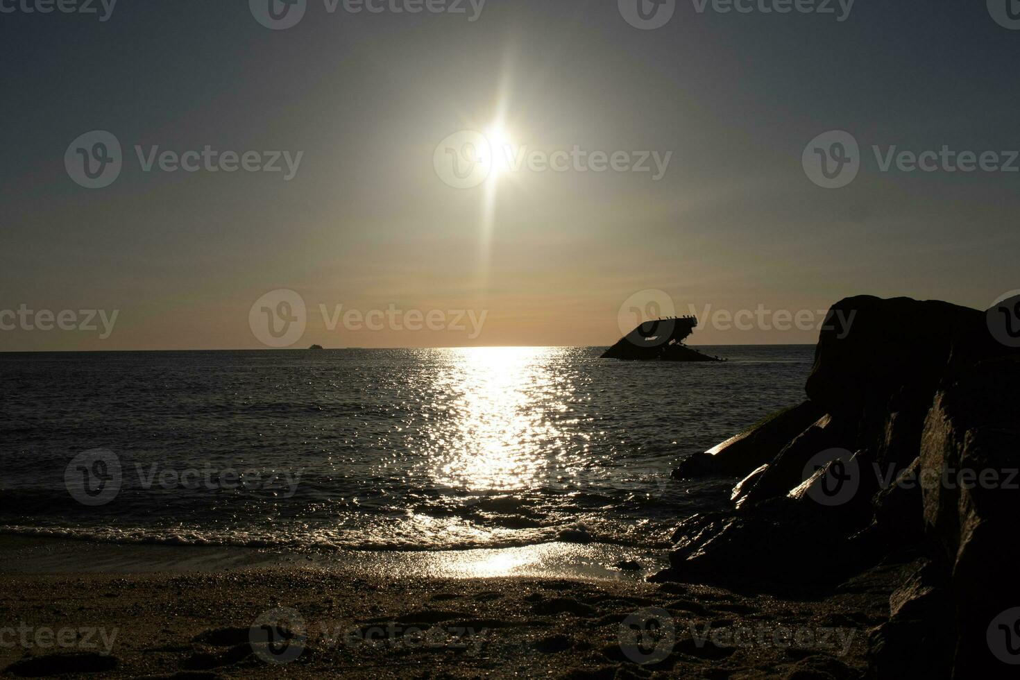 Sonnenuntergang Strand im Kap kann Neu Jersey wo Sie können erhalten ein großartig Aussicht von das Sonne gehen Nieder über das Ozean und das Bucht. das Betrachtung von das Sonne auf das Wasser mit das versunken Schiff sieht aus damit schöne. foto