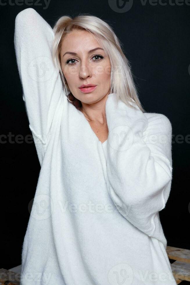 Porträt von ein schön jung attraktiv Frau im ein Weiß Sweatshirt foto