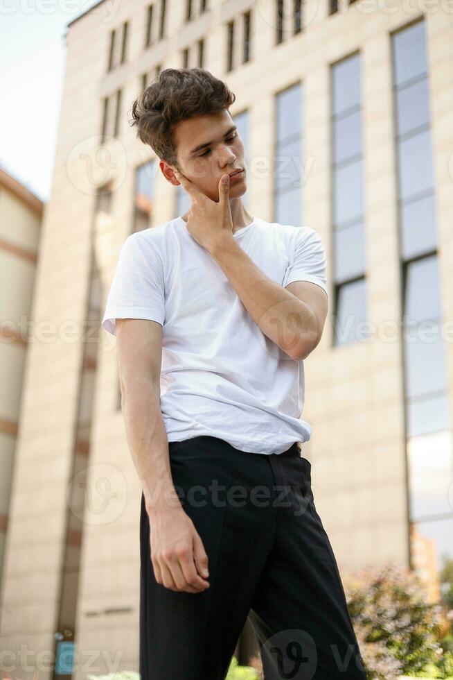 gut aussehend jung Hipster stilvoll Mann im Weiß Shirt, schwarz Hose foto