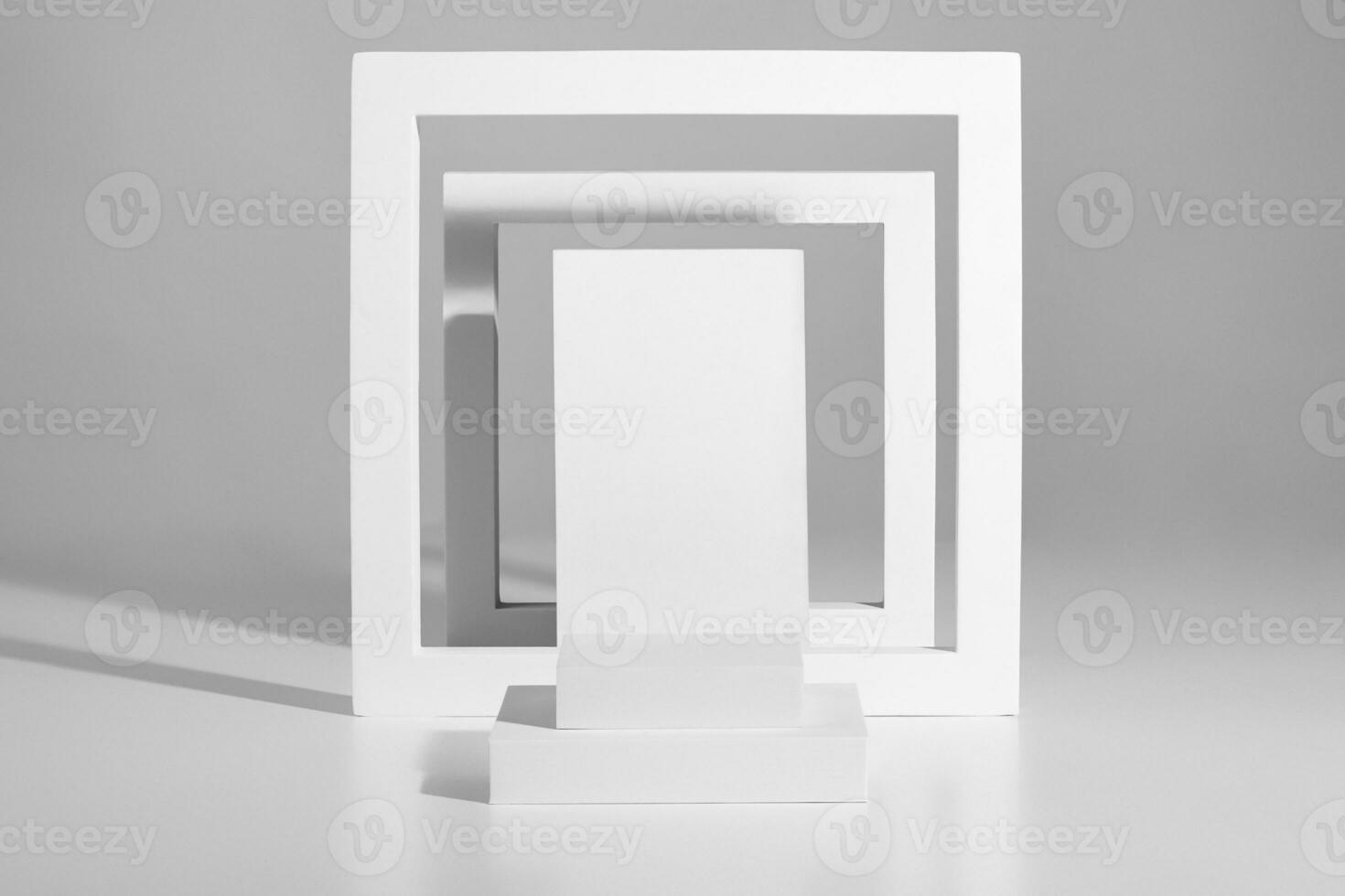 minimalistisch Podium Design von Platz Plattformen und Frames auf grau Hintergrund foto