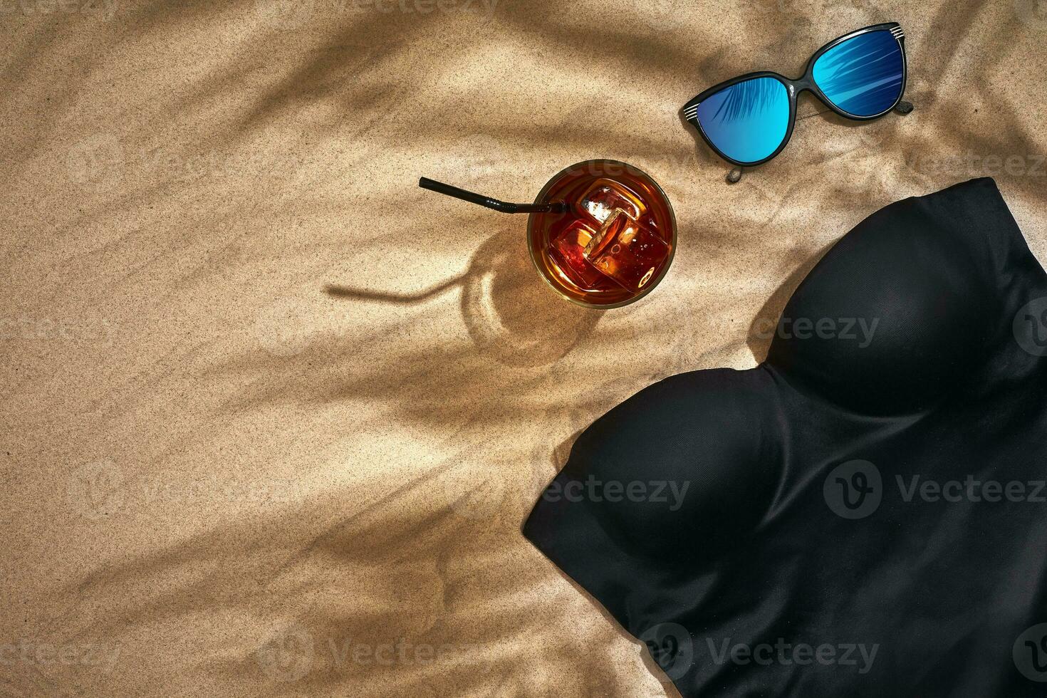 Damen Strand Zubehör oder Sommer- Outfit auf Sand Hintergrund. oben Aussicht mit Kopieren Raum foto