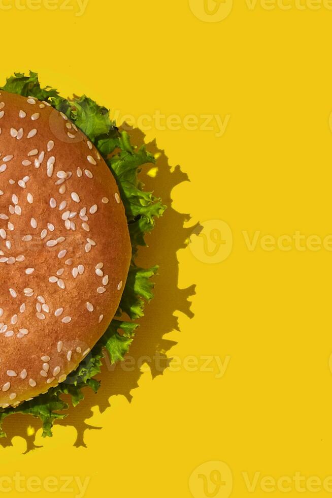 Nahansicht lecker frisch ungesund Hamburger mit Ketchup und Gemüse auf Gelb beschwingt hell Hintergrund. oben Aussicht mit Kopieren Raum. foto