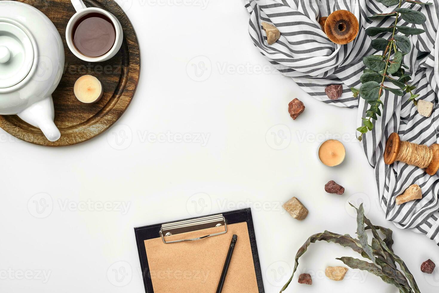 geöffnet Tagebuch mit Stift auf das Tabelle in der Nähe von heiß Tasse von schwarz Tee foto