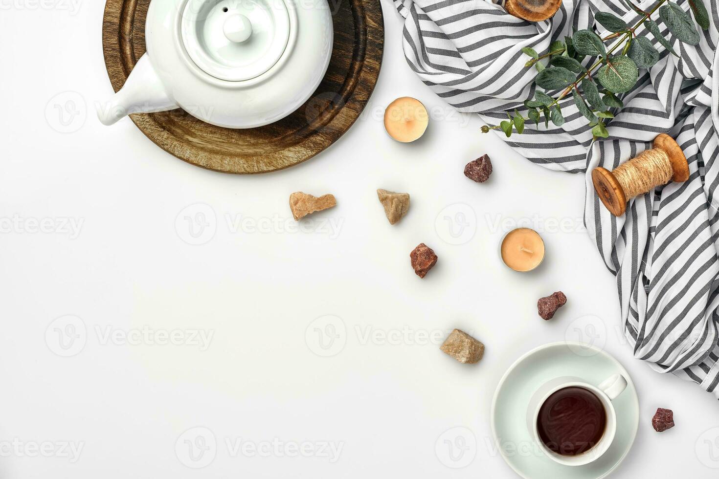 geöffnet Tagebuch mit Stift auf das Tabelle in der Nähe von heiß Tasse von schwarz Tee foto