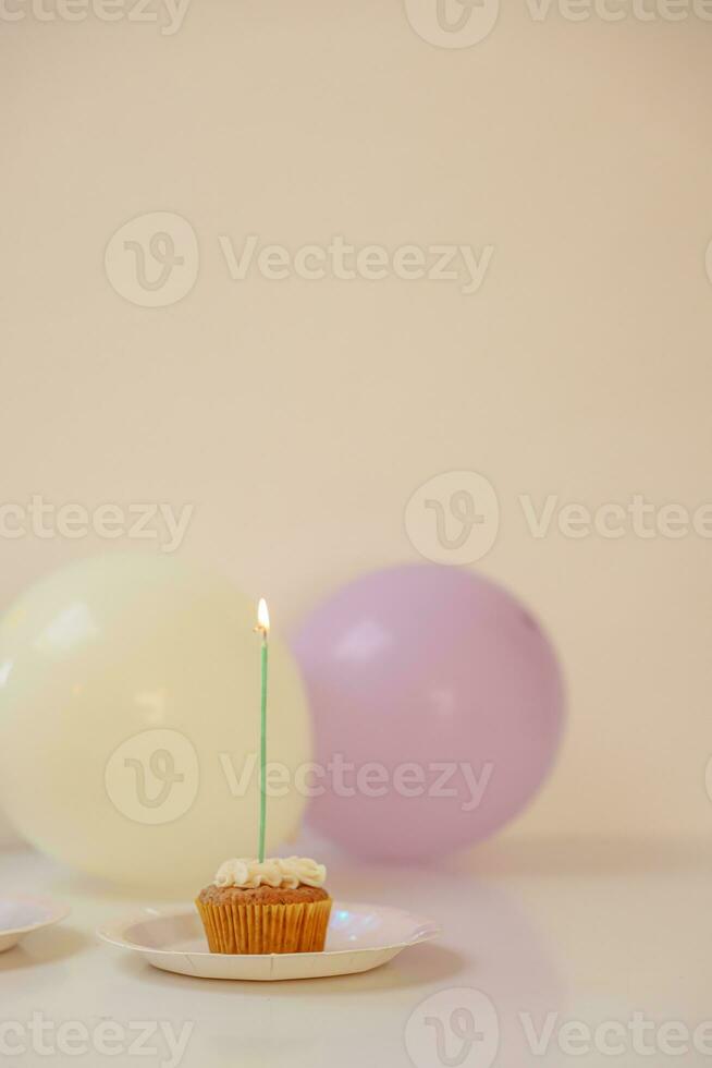 Geburtstag Cupcake mit Kerze und Luftballons auf Tisch. selektiv Fokus. foto