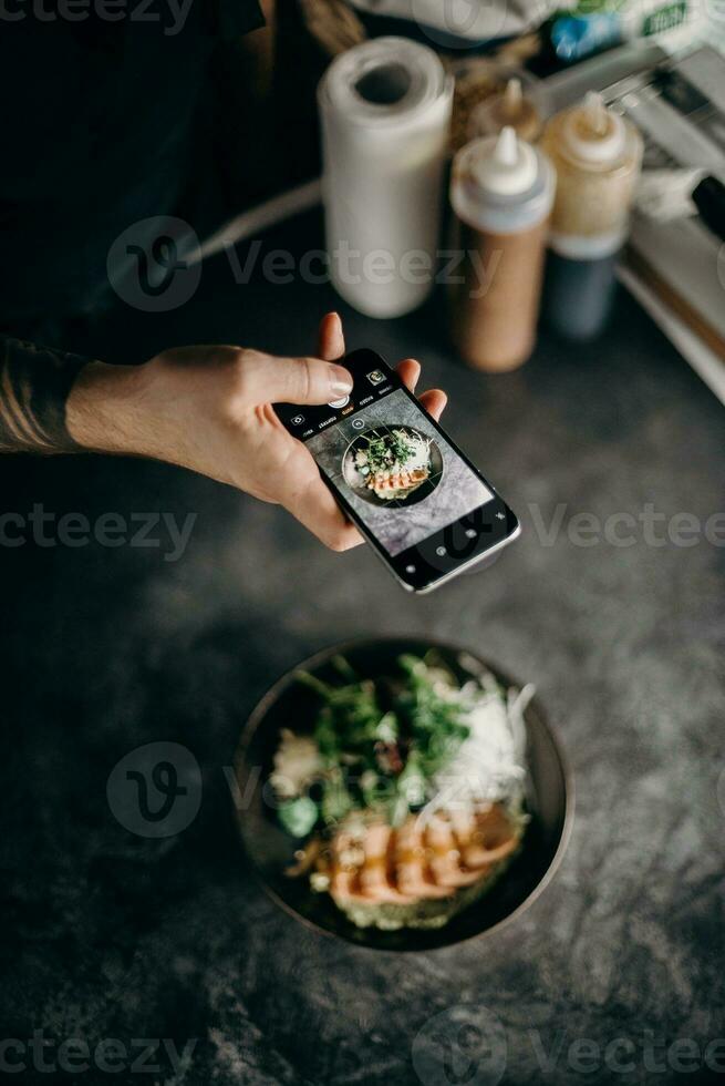 abgeschnitten Aussicht von Mann nehmen Foto von Salat mit Smartphone im Cafe