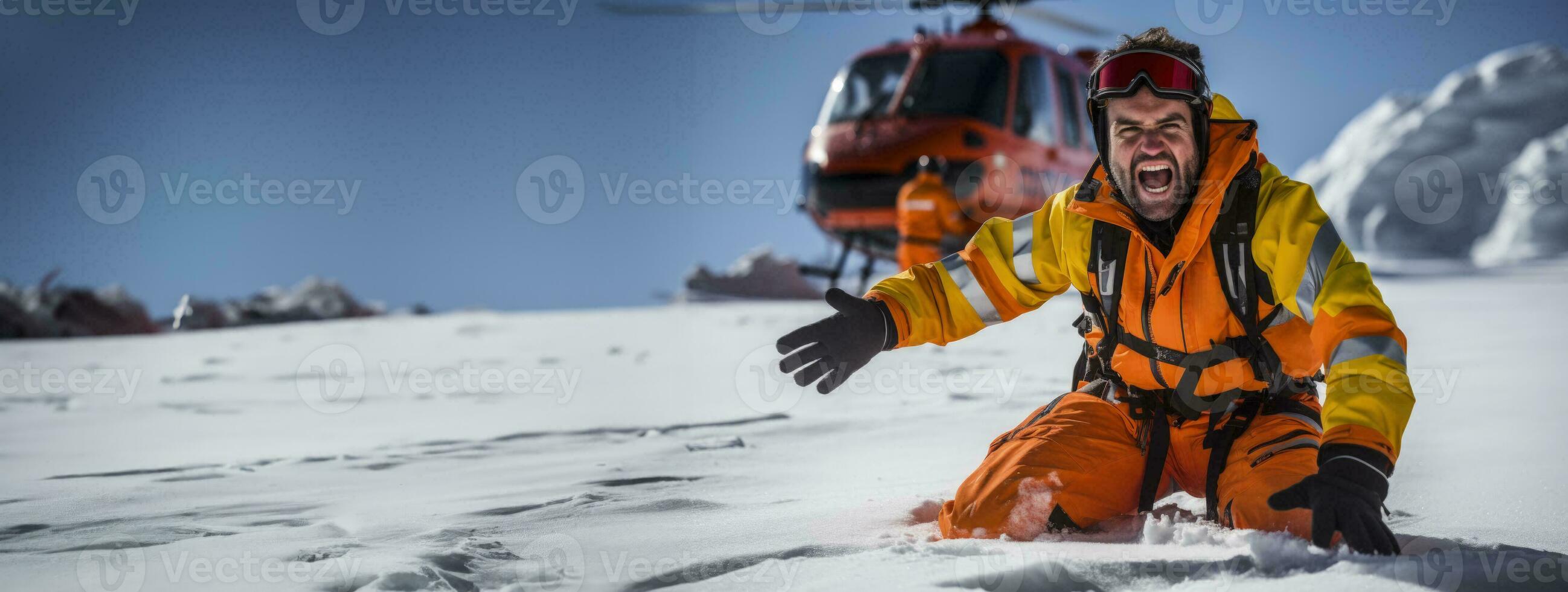 Rettung Experte demonstrieren Kreuzung gleiten Riss Technik im schneebedeckt alpin Umgebung foto