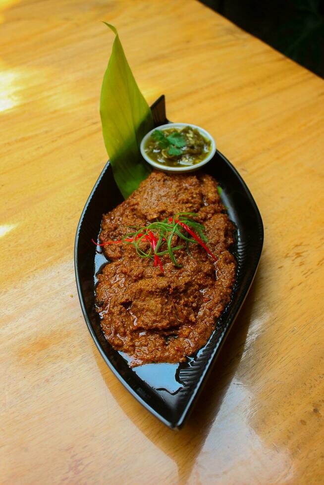 Rindfleisch Rendang ist ein Minang Gericht Ursprung von das Minangkabau Region im Westen Sumatra, Indonesien. Rendang hat gewesen schleppend gekocht und geschmort im ein Kokosnuss Milch gewürzt mit ein Kraut und würzen Mischung foto