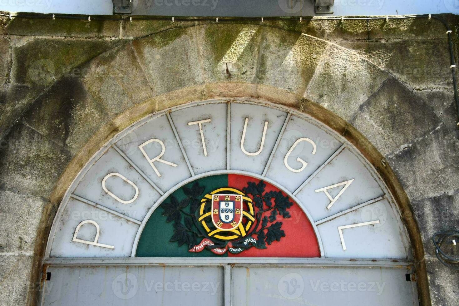 Portugal Flagge auf das Tür von ein Gebäude foto