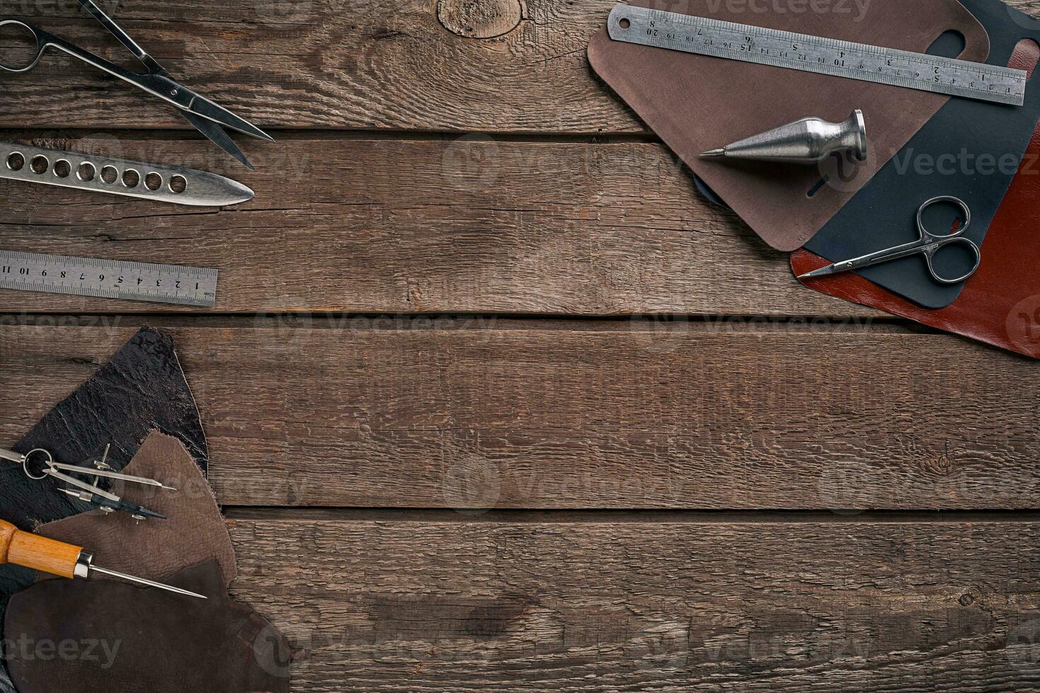 Leder Produkte. Arbeit Platz Handwerker im ein Werkstatt. oben Aussicht foto